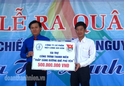 Công ty cổ phần thủy sản Việt Long Sài Gòn trao bảng tượng trưng 500 triệu đồng cho Tỉnh Đoàn Phú Yên để thực hiện công trình thanh niên “Thắp sáng đường quê”